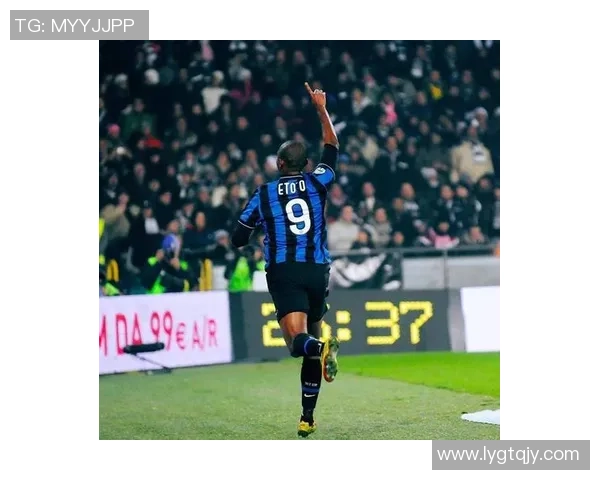 足球迷深切悼念逝世球星用心铭记传奇足坛英雄的永恒辉煌