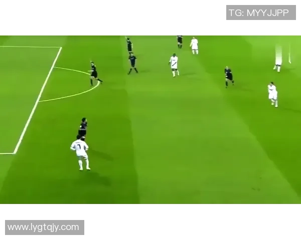 不同时期足球巨星风采对比与时代背景分析 不同时期足球巨星风采对比与时代背景分析