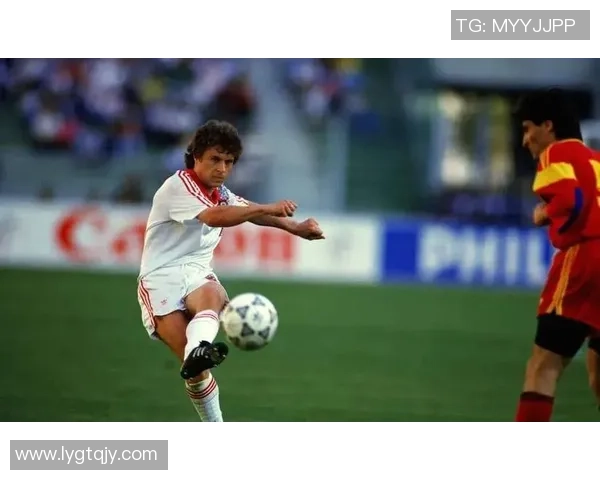 昔日绿茵豪杰再聚首笑谈辉煌岁月重温足坛传奇时光