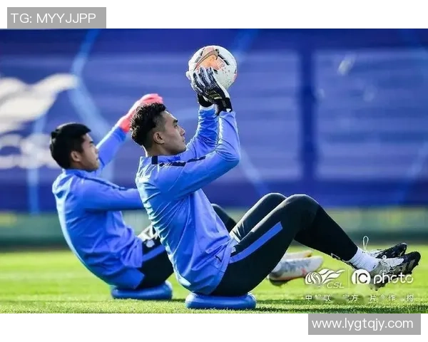 球星独自训练揭秘:如何通过个人训练提升足球技巧与竞技状态 球星独自训练揭秘:如何通过个人训练提升足球技巧与竞技状态