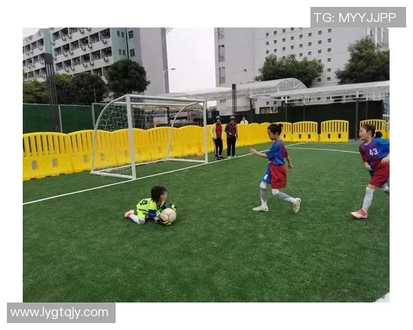 足球小夜灯点亮梦想球场,球星陪伴每一个夜晚的温馨时刻 足球小夜灯点亮梦想球场,球星陪伴每一个夜晚的温馨时刻